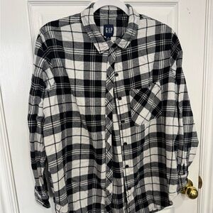 GAP Black & White Plaid Long-Sleeve Button-Up Top